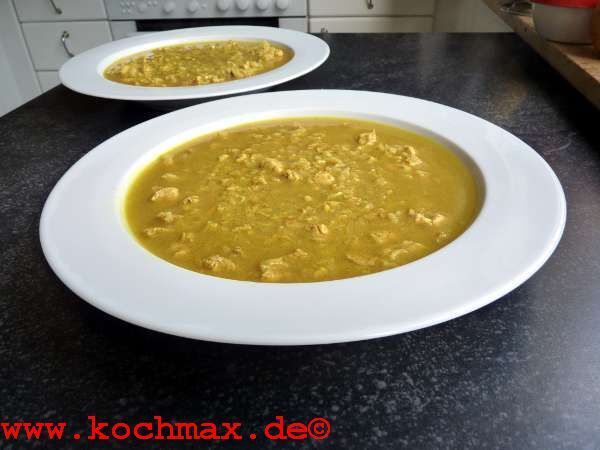 Gelbe indische Suppe mit Hühnerbrust