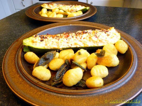 Gratinierte Zucchini mit gebratenen Salbei-Gnocchi - Zucchine gratinate con gnocchi arrostiti con salvia