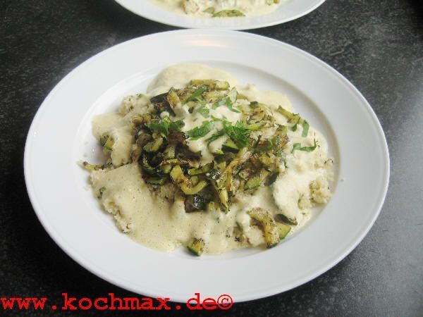 Kräuter-Couscous mit Zucchini und Limettensosse