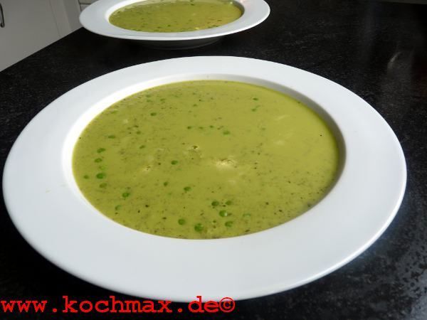 Mangold-Suppe mit Einlage aus Erbsen und Mini-Mozzarella