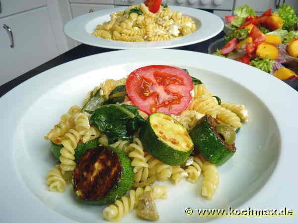 Rigatoni mit Zucchini, Feta und Zitronenthymian