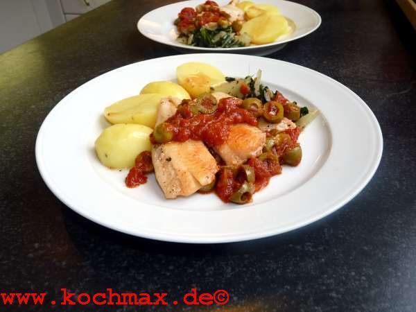 Schollenfilets in Tomaten-Oliven-Sauce