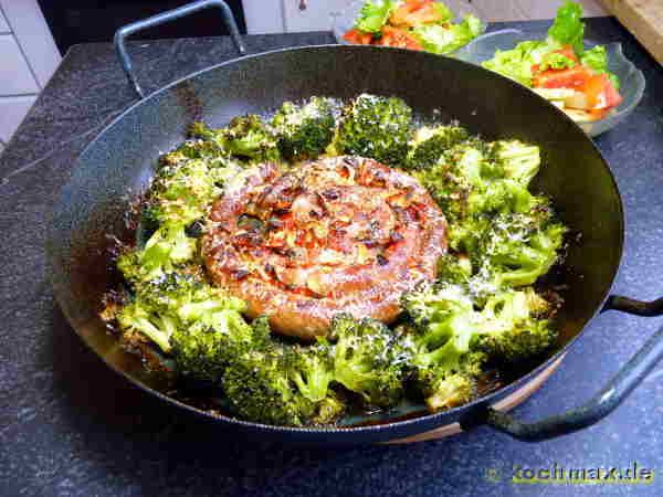 Schweinsbratwurst aus dem Ofen mit Broccoli