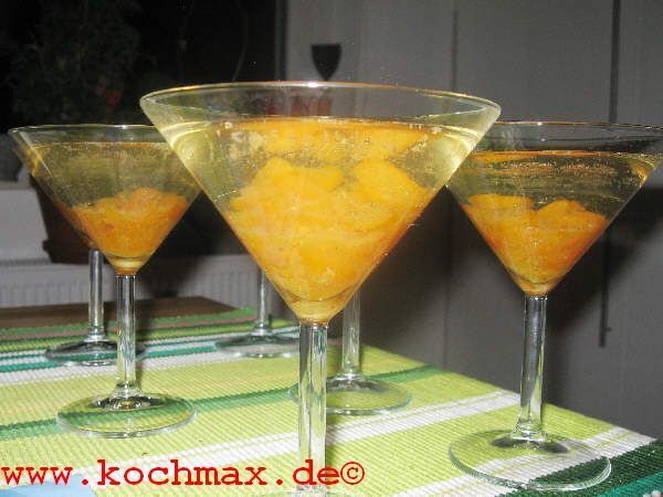 Champagner mit Gewürz-Kumquats