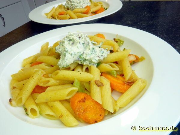 Karotten-Pastapfanne mit Oliven-Ricottadip - Pentola di pasta e carote con 