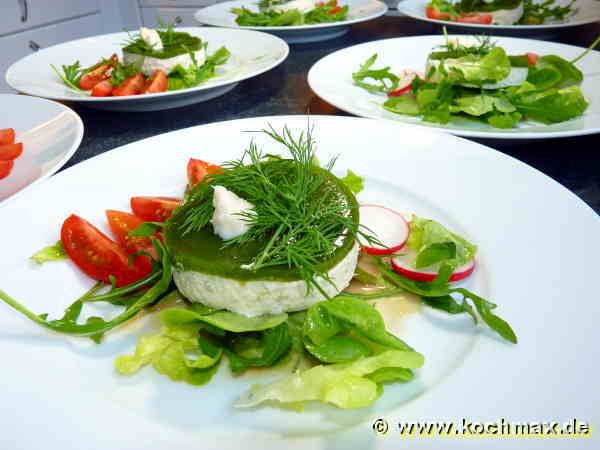Räucherforellentörtchen auf Tomaten-Rucola-Salat