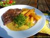 Gegrilltes Steak mit schneller Bernaise und Pommes Frites