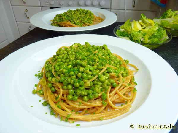 Spaghetti mit Erbsen-Safran-Gemüse