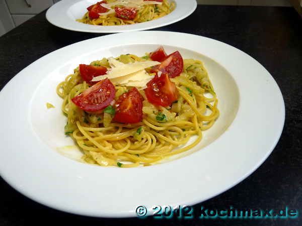 Spaghetti mit Safrancreme, Fenchel und Pinienkernen