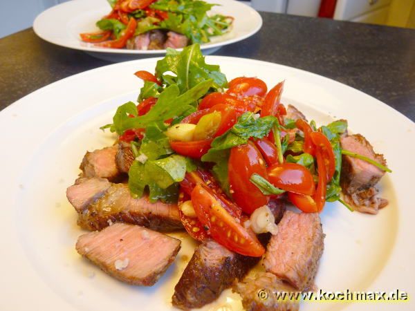 T-Bone-Steak mit Rucola-Tomaten-Salat