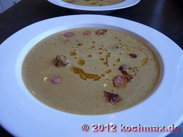 Wirsing-Curry-Suppe mit Gerösteten Pinienkernen